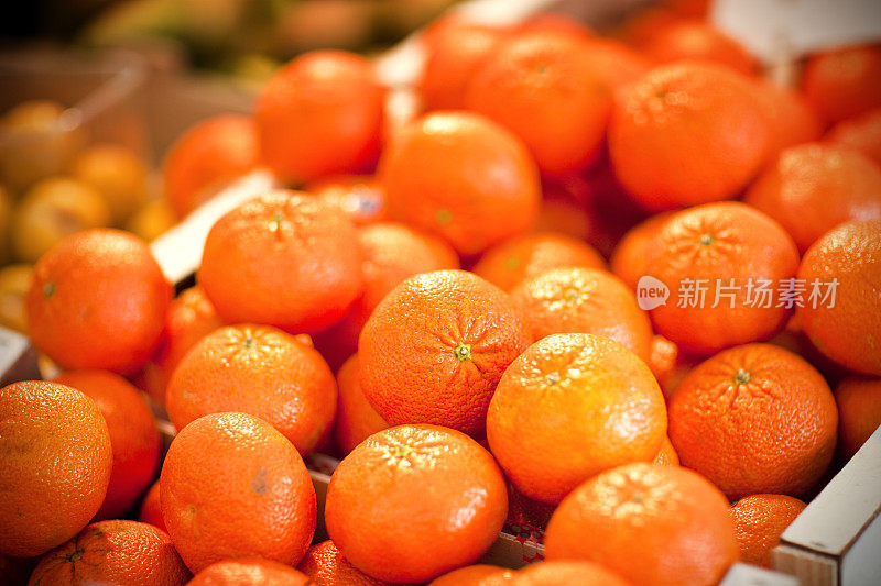 新鲜多汁的橘子堆在市场上