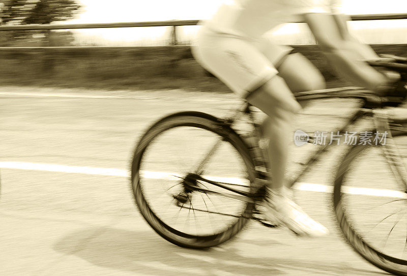 骑自行车的人用自行车，动作模糊。