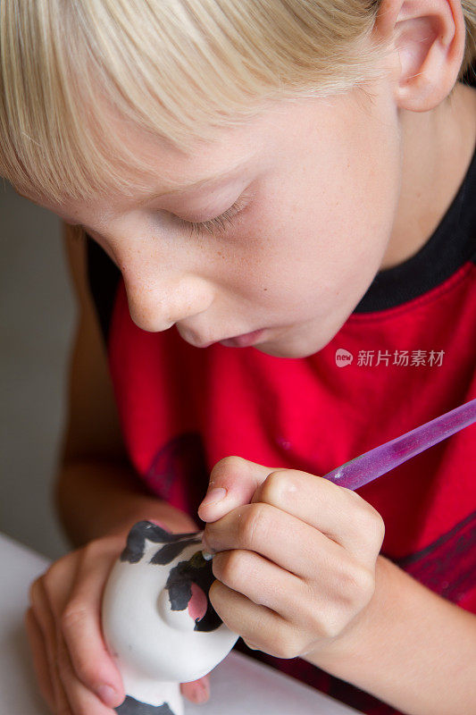 白种人金发小男孩画陶器