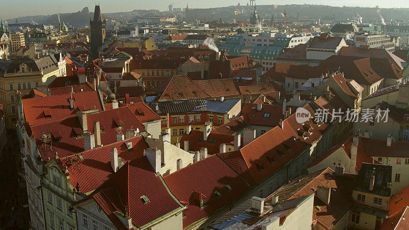 布拉格老城的瓦片屋顶，阳光明媚