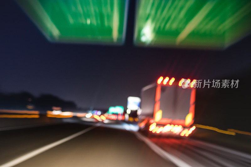 高速公路上高速行驶的半卡车的离焦模糊运动