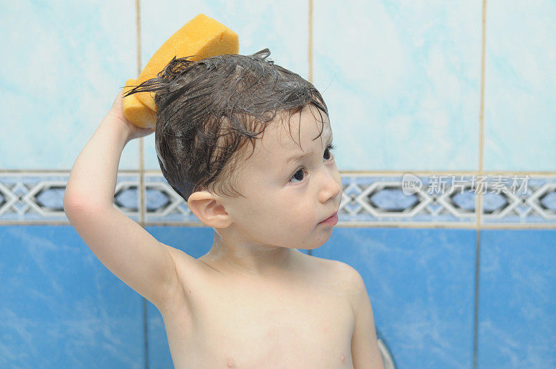 男孩用海绵洗他的头