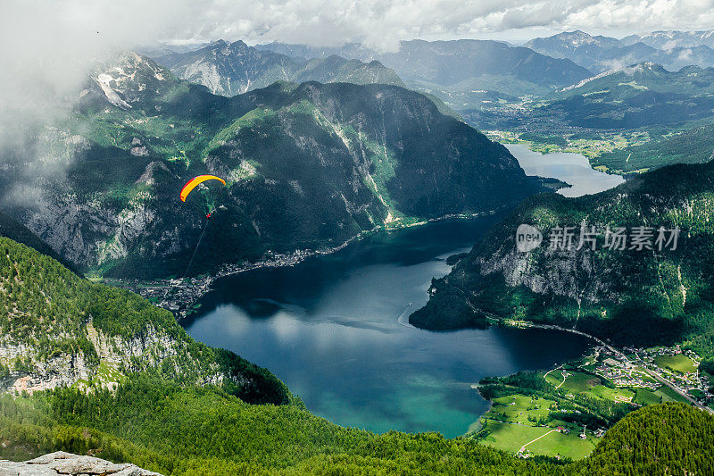 自由飞行。带着降落伞飞过高山湖泊。