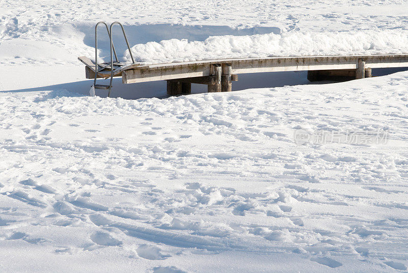 冰海上的木制码头