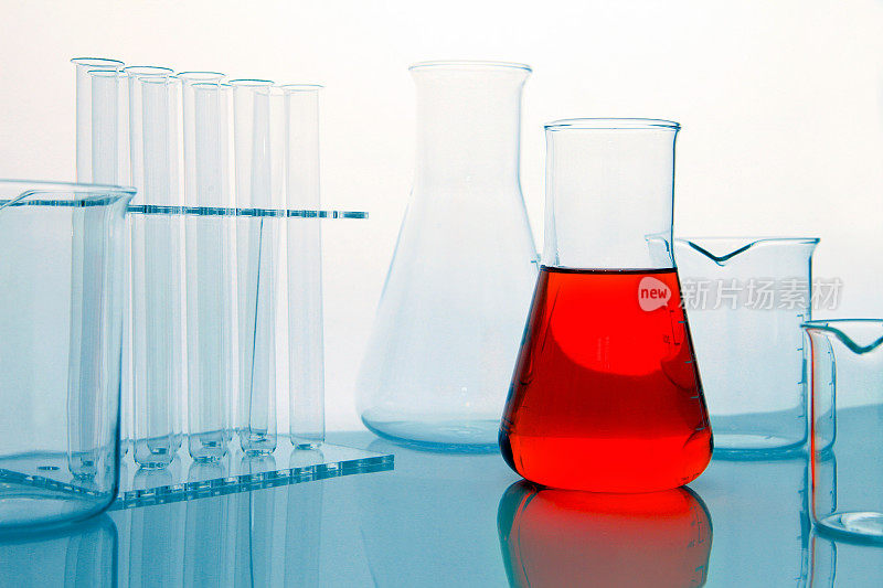 科研实验室，玻璃烧瓶，红色液体，烧杯，试管