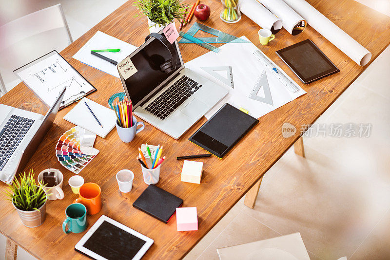 年轻创业公司的凌乱办公桌