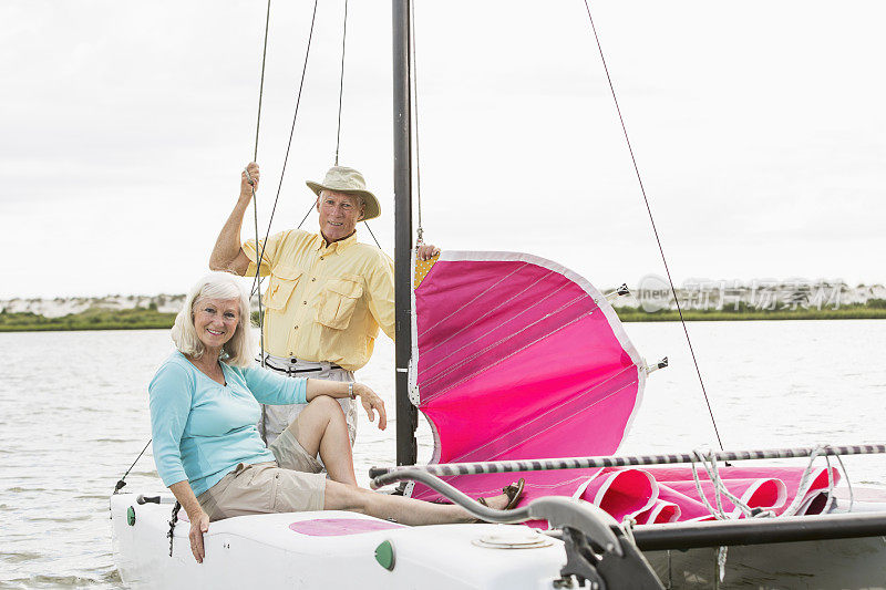一对老年夫妇在湖上玩双体船