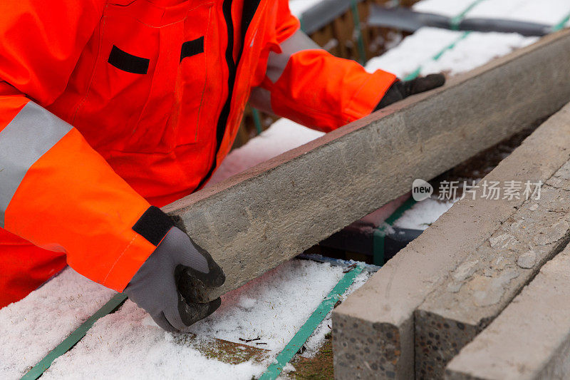 在英国房屋工地工作的男性建筑工人