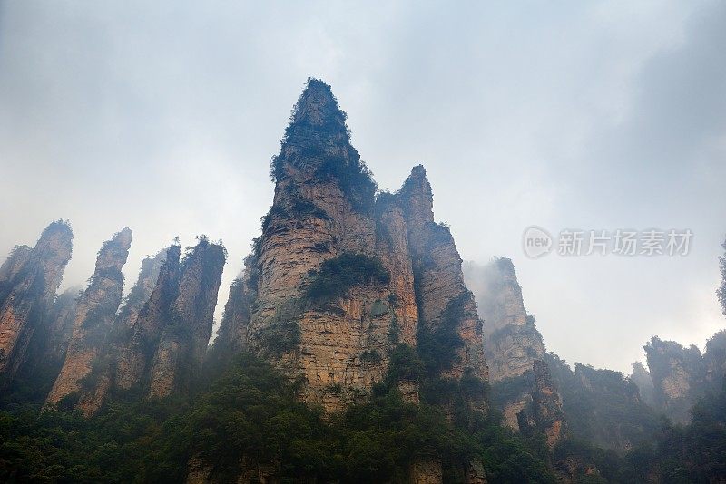 奇异的山峰在雨007