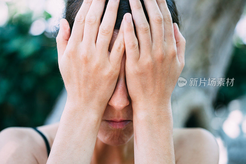 震惊的女人用手遮住眼睛