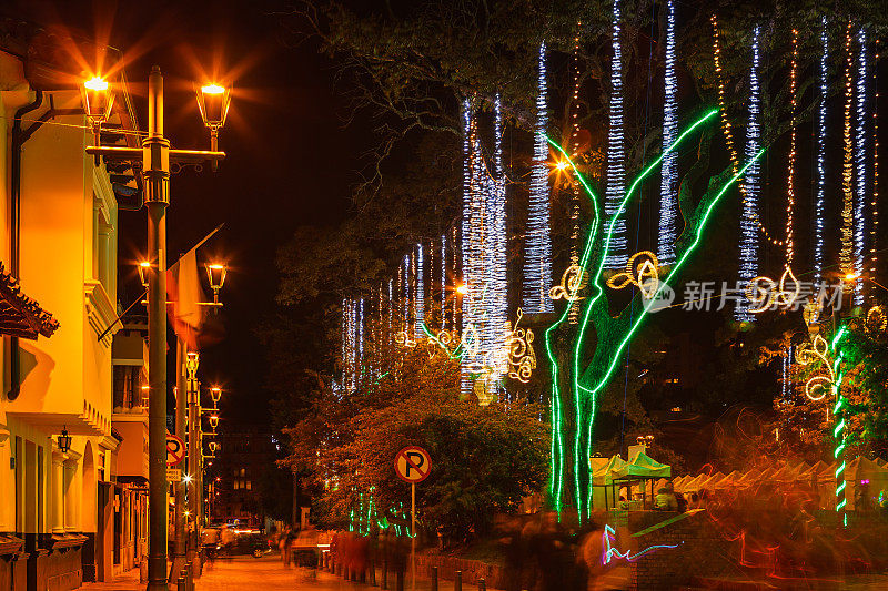 哥伦比亚波哥大-乌斯昆广场上的圣诞彩灯
