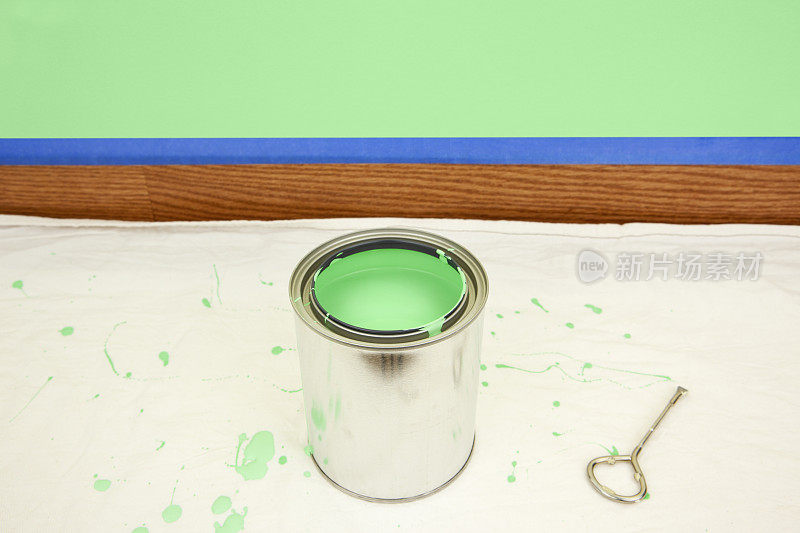 绿色油漆罐和墙