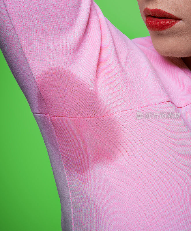 粉红色衬衫上的汗渍
