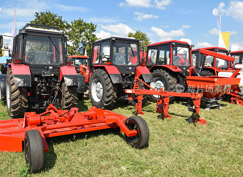 新型拖拉机和农业机械