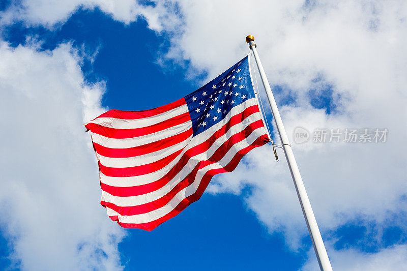 蓝天上飘扬的美国国旗