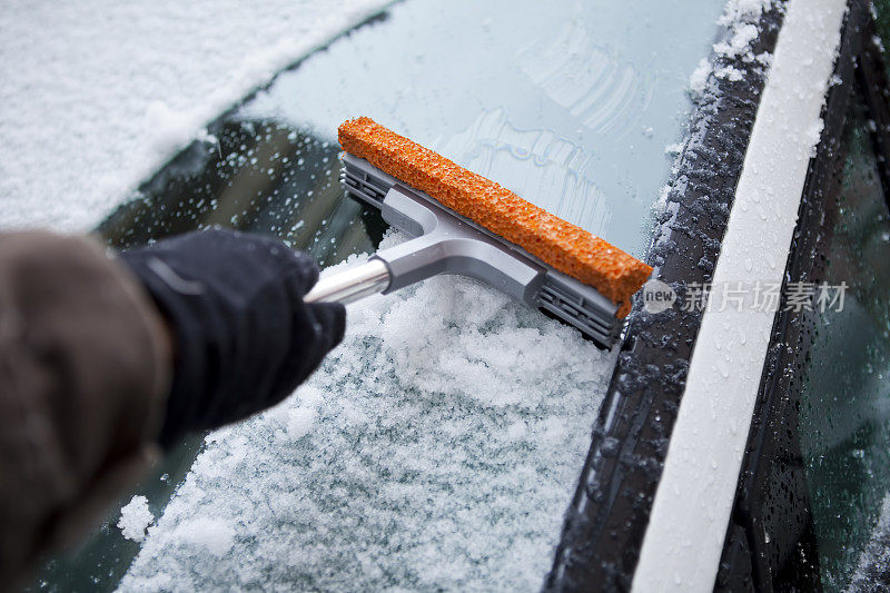 清理挡风玻璃上的雪