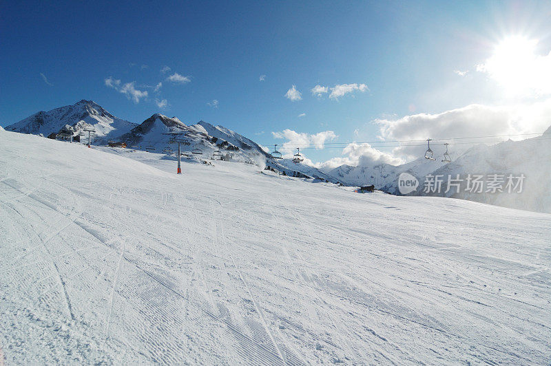 完美准备的滑雪坡道