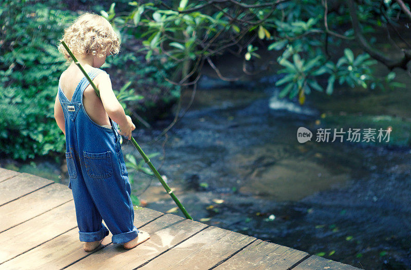 钓鱼的小男孩