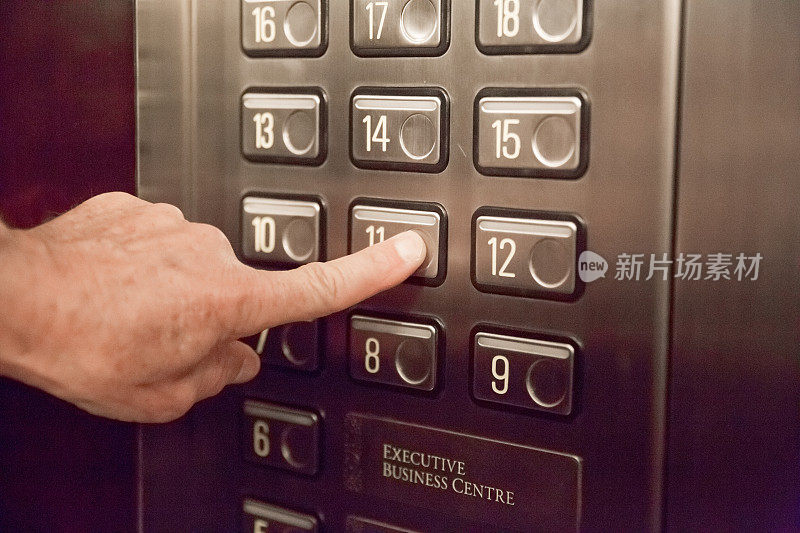 推动电梯按钮