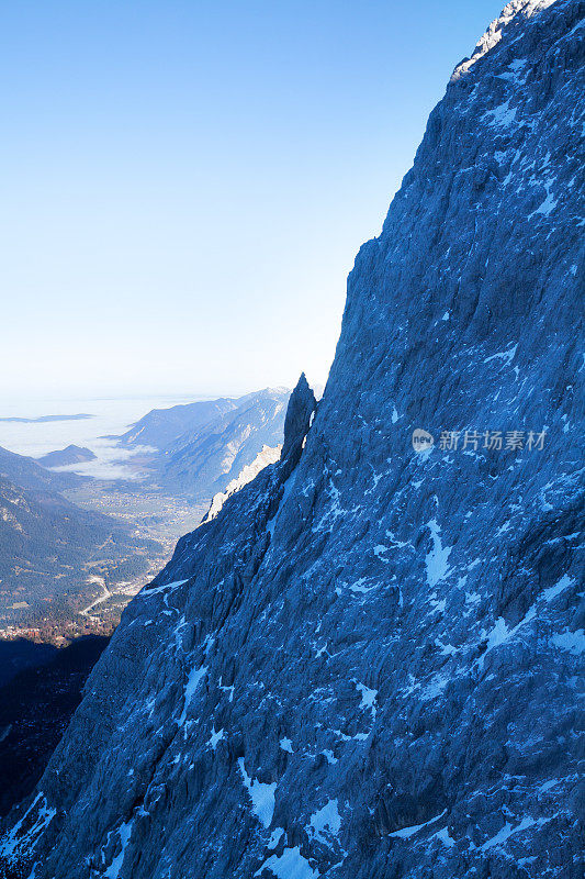 Zugspitze的岩石和山谷的景色