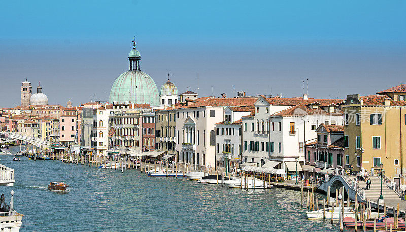 威尼斯大运河上有宫殿、住宅、船只和出租车。