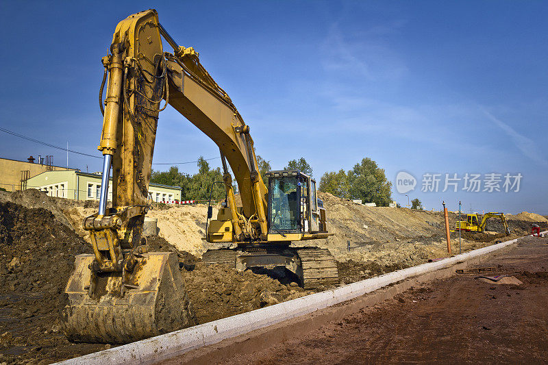 挖掘机在道路建设中工作