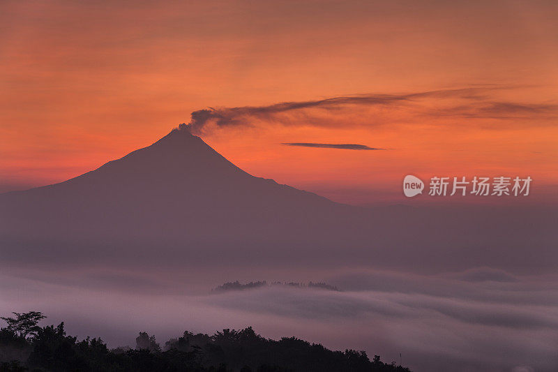 在印度尼西亚爪哇的默拉皮火山上空，雾气蒙蒙的日出