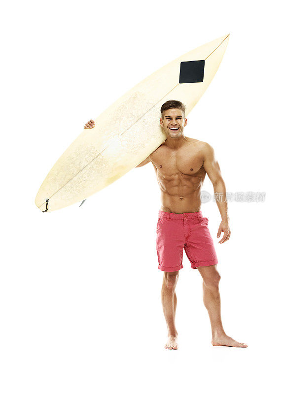 微笑的肌肉冲浪者持有冲浪板