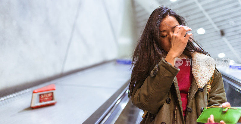 自动扶梯上的中国女人