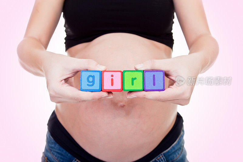 怀孕的女人在街区拼字