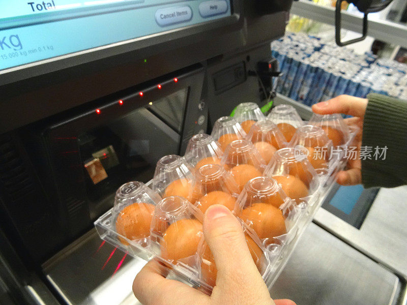 女孩在超市自助结账处扫描购物(鸡蛋)