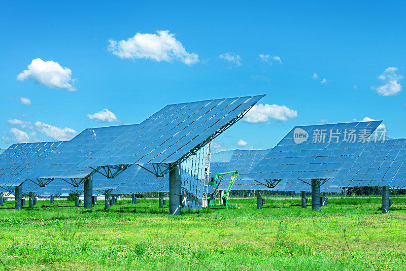 草地上的太阳能电池板