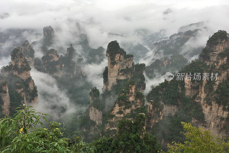 壮丽而奇异的云海山峰01