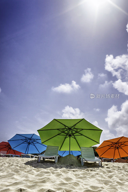 阿鲁巴岛白色沙滩上的椅子和雨伞