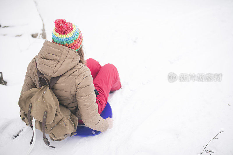 年轻女子拉着雪橇