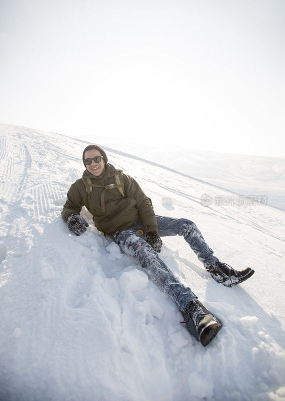 雪山中的男性徒步旅行者