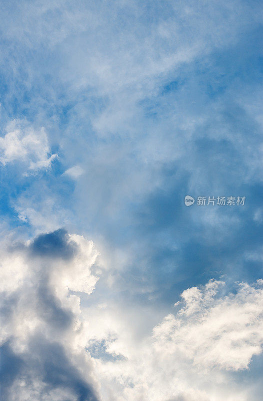 云和黑暗的天空背景