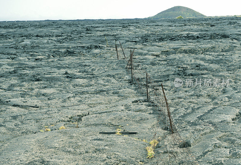 夏威夷熔岩流上生锈的栅栏