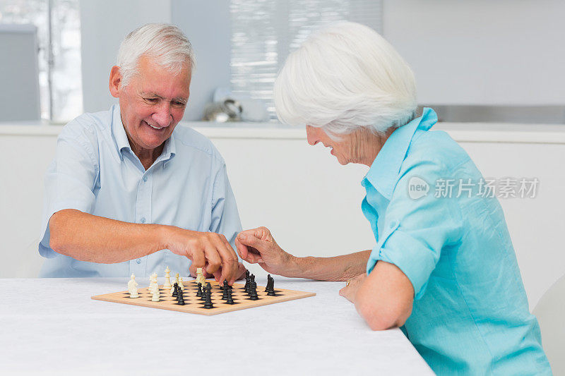 夫妻在下棋