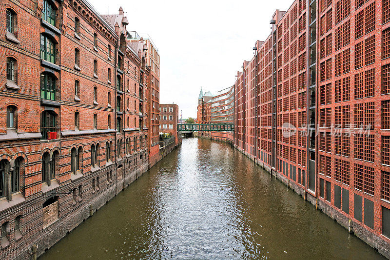 汉堡运河与修复的传统建筑(Speicherstadt)