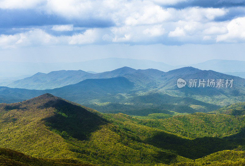 来自北卡罗来纳州切罗哈拉空中公路的大烟山风景区