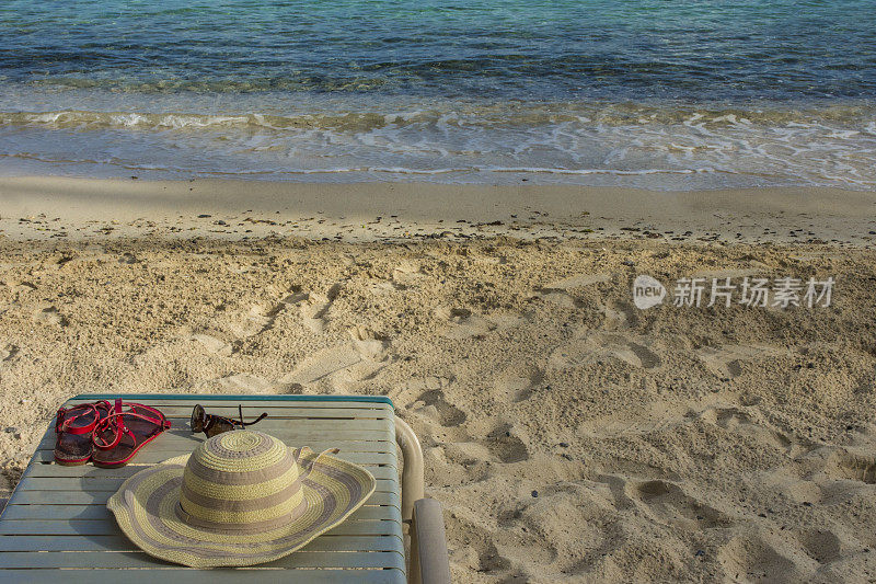 加勒比海椅子上的帽子