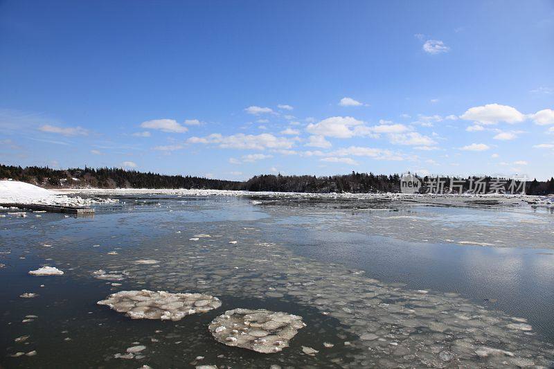 加拿大新斯科舍省梅特汗河潮汐水域中的冰