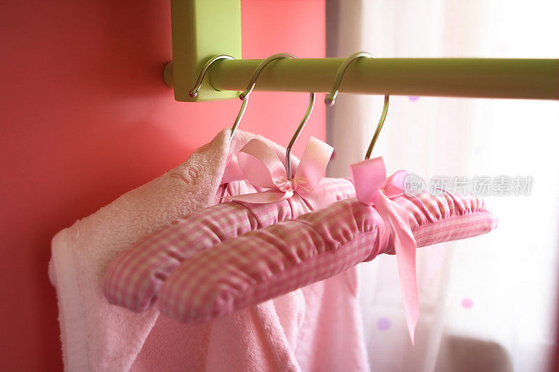 粉色婴儿衣架