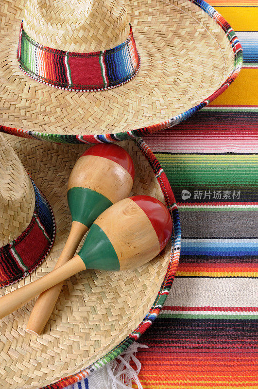 墨西哥宽边帽与沙球和传统的毛毯。