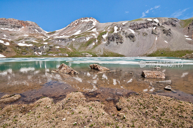 上冰湖和周围的山峰