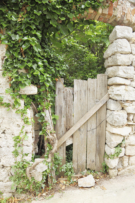 克罗地亚墙中破旧的木质风化门