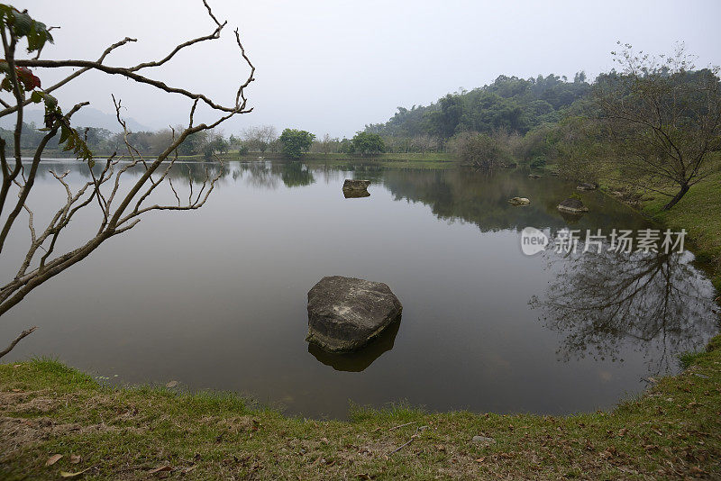 朦胧的日子宁静的湖边