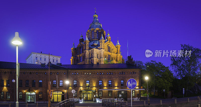 赫尔辛基乌斯潘斯基大教堂海滨仓库餐厅照亮黄昏芬兰全景