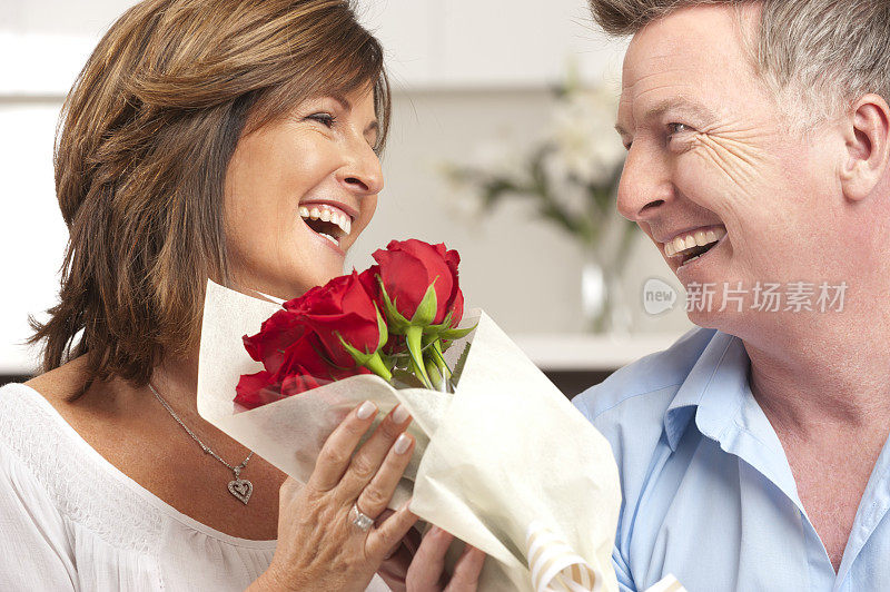 一个男人给他幸福的妻子红玫瑰